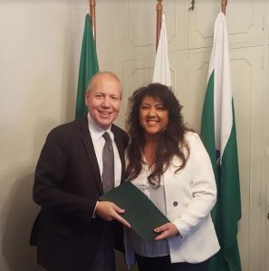 Dr. Cristiano Baratto e Deputada Federal Christiane Yared recebendo primeiras sugestões ao projeto de lei e convite para evento que será realizado.