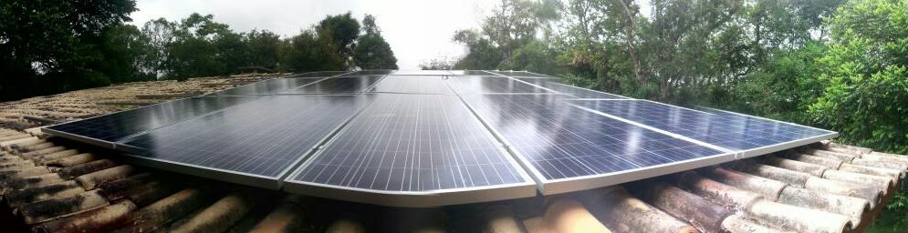 Fotografia dos painéis fotovoltaicos instalados no Recando das Bromélias - área da biosfera Mata Atlântica - Piraquara, PR.